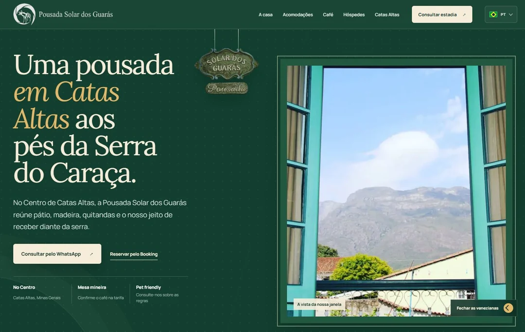 Page de Solar dos Guarás sur ordinateur, avec les hébergements et une vue sur les montagnes.
